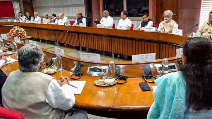 অপারেশন সিঁদুর নিয়ে সর্বদলীয় বৈঠকে রাজনৈতিক ঐক্য ও সংহতির বার্তা