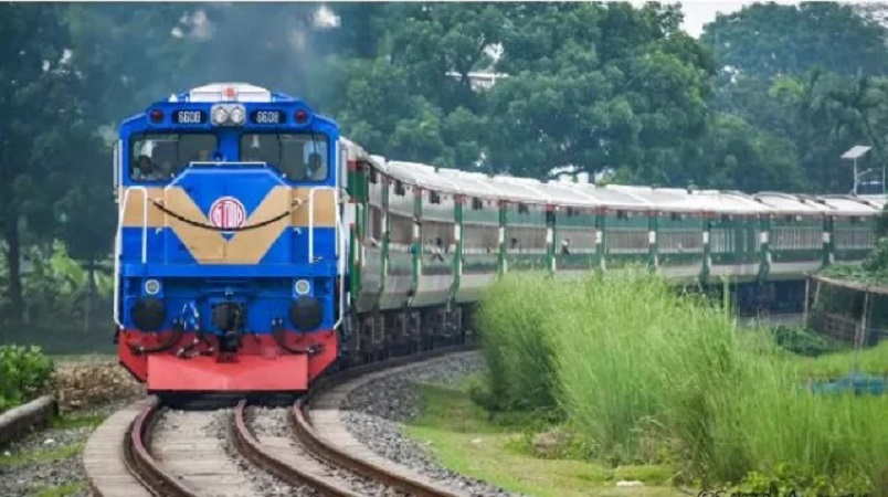 হাজার যাত্রী নিয়ে কক্সবাজার থেকে ছুটল প্রথম ট্রেন