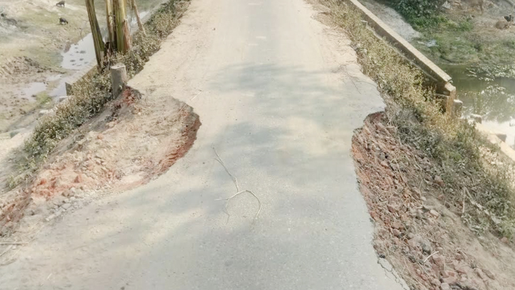 ঠাকুরগাঁওয়ে পাঁচ কিলোমিটার রাস্তার বেহাল দশা