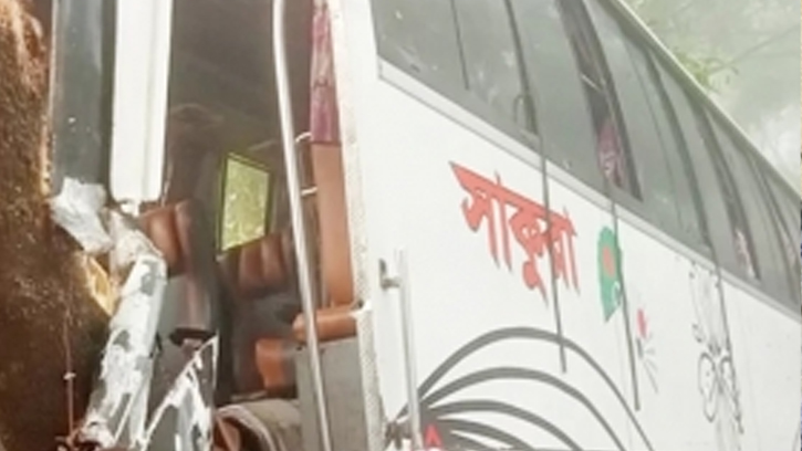 বরিশাল–ঢাকা মহাসড়কে দুই যাত্রীবাহী বাসের সংঘর্ষে ১০ জন আহত