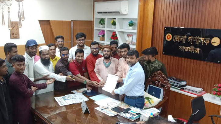 সাতক্ষীরায় রেলপথ বাস্তবায়নের দাবিতে মানববন্ধন ও স্মারকলিপি প্রদান