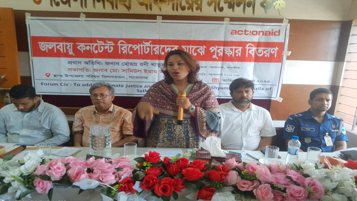 শ্যামনগরে জলবায়ু কনটেন্ট রিপোর্টারদের মাঝে পুরস্কার বিতরণ
