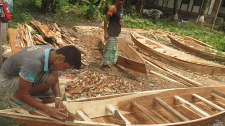 সিরাজগঞ্জের তাড়াশে নৌকা তৈরীর ধুম