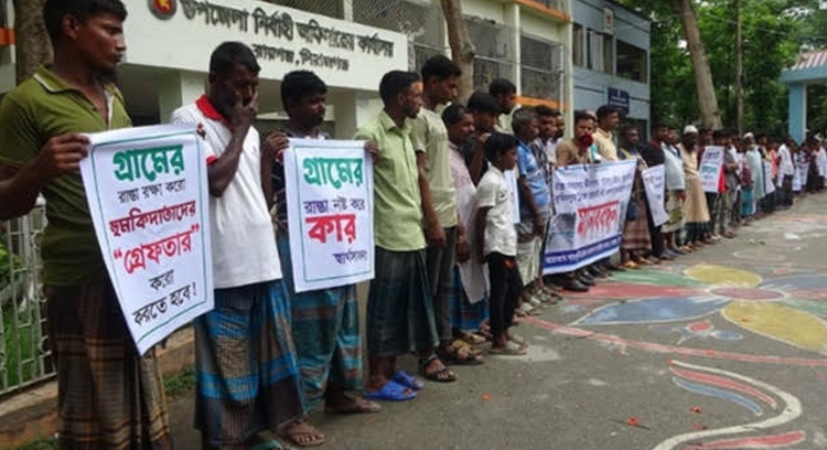 রায়গঞ্জে আবাদি জমিতে পুকুর খনন, রাস্তা রক্ষায় মানববন্ধন 
