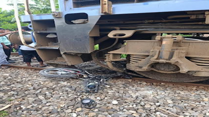 নীলফামারী পলাশবাড়ীতে ট্রেনে কাটা পড়ে ২ জনের মৃত্যু