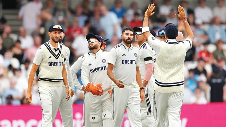 লিডস টেস্টে ইংল্যান্ডের ইনিংস শেষে, ভারতের লিড মাত্র ৬ রান