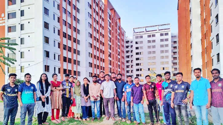 বিশ্ববিদ্যালয়ের দর্শন বিভাগে চলছে, গাছের চারা লাগানোর এসাইনমেন্ট