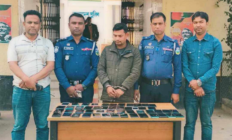 ভালুকায় পুলিশের হাতে চোরাই মোবাইল কারবারি আটক