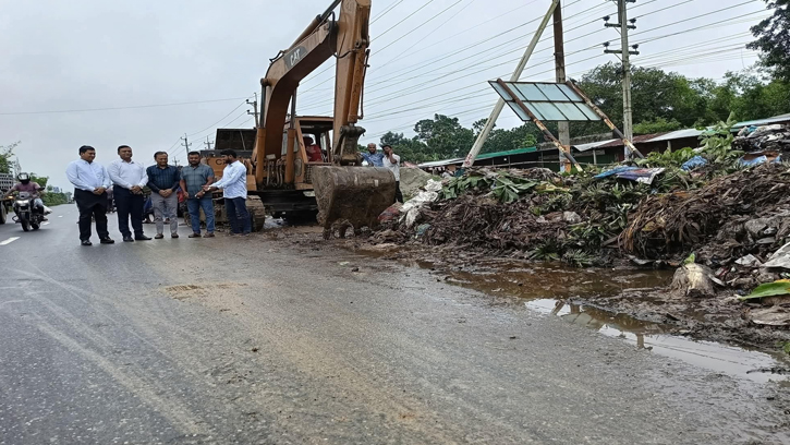 ভালুকায় মহাসড়কের পাশে ময়লার স্তূপ সরাতে প্রশাসনের উদ্যোগ
