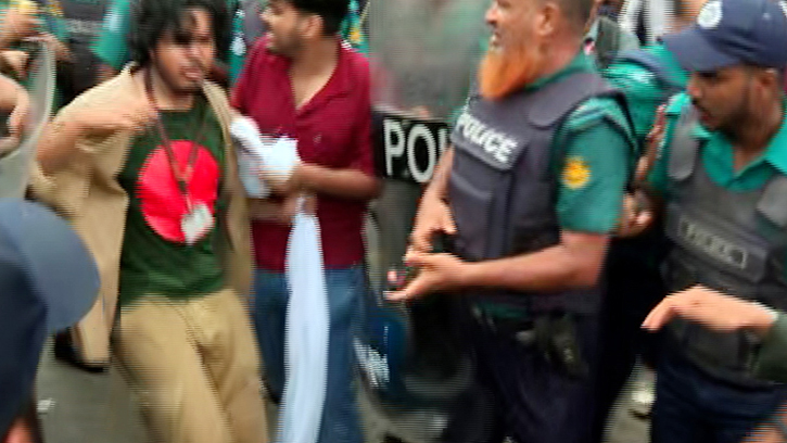 সড়কে অনড় ইউআইইউ শিক্ষার্থীরা, লাঠিচার্জেও ফেরেনি কেউ