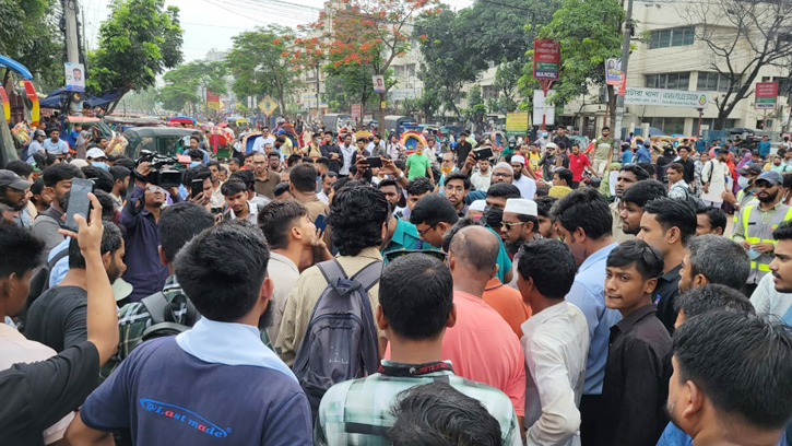 ইউআইইউ শিক্ষার্থীদের লাঠিচার্জ করে সড়ক থেকে সরিয়ে দিয়েছে পুলিশ