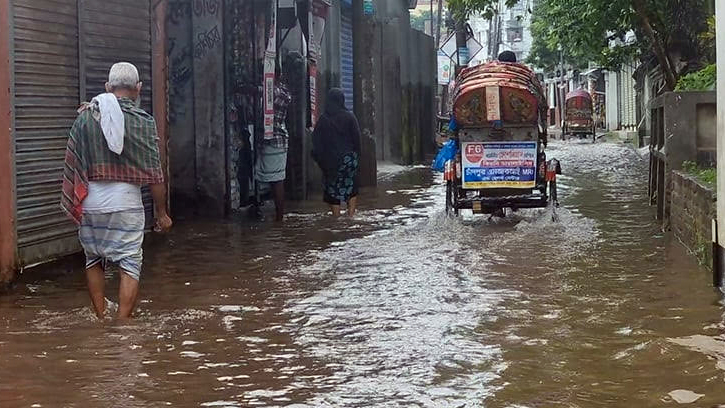 চাঁদপুরে ১৩৯ মিলিমিটার বৃষ্টিপাত রেকর্ড, জলাবদ্ধতায় দুর্ভোগ