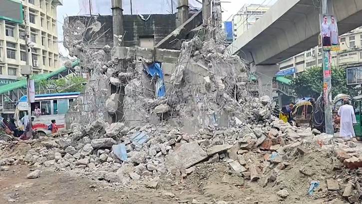 শাহবাগের প্রজন্ম চত্বরের প্রতিকৃতি, রাতে বুলডোজার চালিয়ে ভেঙে ফেলা হয়েছে