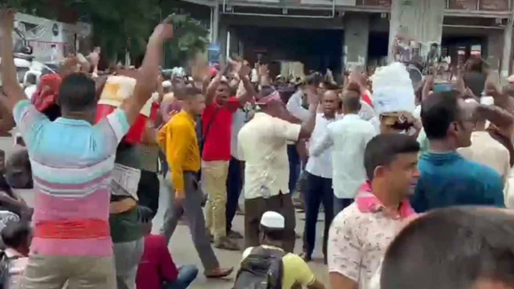 চাকরিচ্যুত বিডিআর সদস্যদের ৩ দফা দাবিতে শাহবাগ অবরোধ