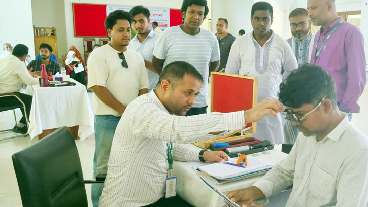 ফুলবাড়ীতে বিনামূল্যে চক্ষু চিকিৎসা ও ছানির অস্ত্রোপচার সেবা প্রদান
