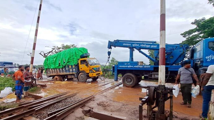 রেললাইনের ওপর ট্রাক বিকল, ঢাকার সাথে উত্তরবঙ্গের রেল যোগাযোগ বন্ধ