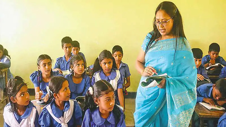 তিন দফা দাবিতে টানা কর্মবিরতি সহকারী শিক্ষকদের