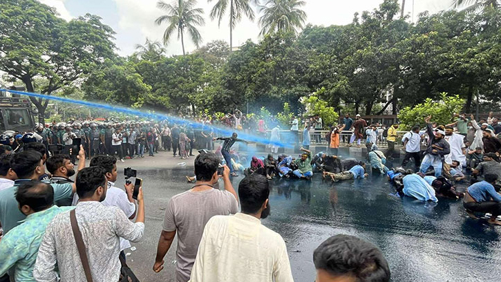জাতীয় প্রেসক্লাবে আন্দোলনকারীদের ছত্রভঙ্গে জলকামান ও সাউন্ড গ্রেনেড